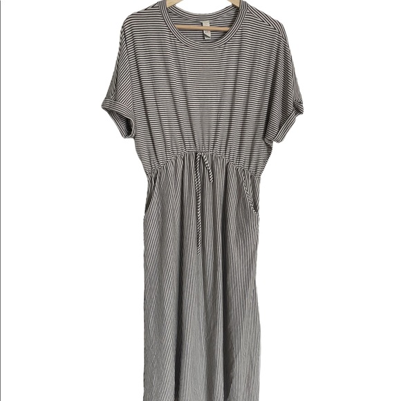 Dresses & Skirts - NWT Flamingo black and white striped dress